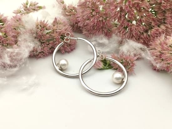 Créoles en argent avec perles créées lors d'un atelier de bijouterie artisanale